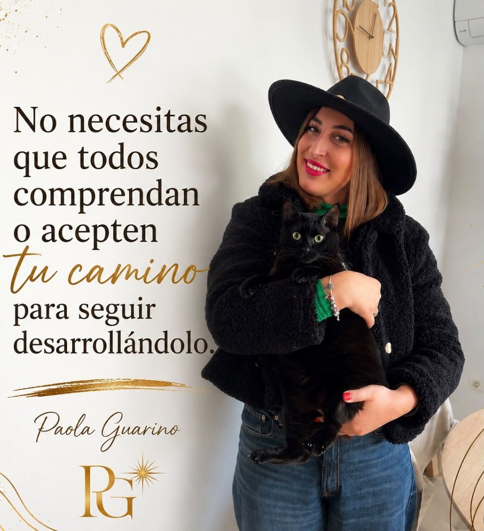 Paola Guarino con su gata, junto a la frase «No necesitas que todos comprendan o acepten tu camino para seguir desarrollándolo»